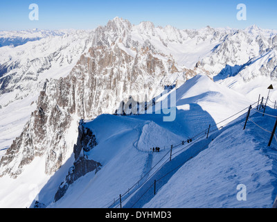 Seilschaft Weg Weg zum Vallee Blanche mit Skifahrer absteigend auf Aiguille du Midi. Chamonix-Mont-Blanc Rhone-Alpes Frankreich Stockfoto