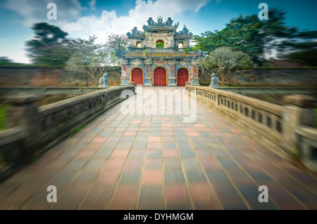 Fassade der das Tor zur Zitadelle in Hue, Vietnam, Asien. Verzierten Eingang zur Kaiserstadt Hue. Hellen Tag mit blauem Himmel und grünen Rasen. Stockfoto