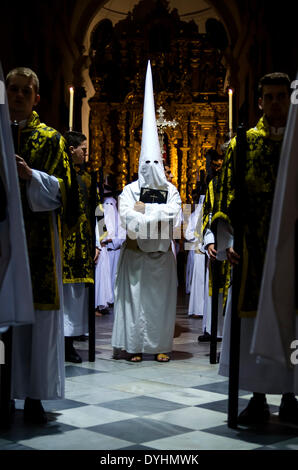 Jerez De La Frontera, Spanien, 18. April 2014. Büßer der Bruderschaft der "Las Cinco Llagas'' während der Saison der Buße von Freitag am frühen Morgen. Christliche Feier wo Tod und Auferstehung Jesu Christi gefeiert. Bildnachweis: Kiko Jimenez/Alamy Live-Nachrichten Stockfoto