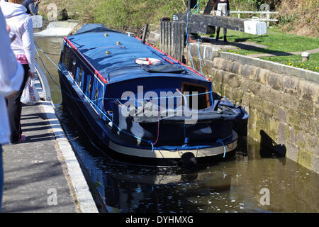 Chorley, Lancashire, Uk. 18. März 2014. Canal Lastkahn gerettet und schweben wieder nach Kanal sperren Scheitern Credit: Sue Burton/Alamy Live News Stockfoto