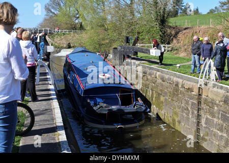 Chorley, Lancashire, Uk. 18. März 2014. Canal Lastkahn gerettet und schweben wieder nach Kanal sperren Scheitern Credit: Sue Burton/Alamy Live News Stockfoto