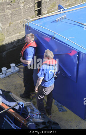 Chorley, Lancashire, Uk. 18. März 2014. Wasserstraßen Arbeiter Umfrage die Szene nach der Erdung der Kanal Barge Credit: Sue Burton/Alamy Live News Stockfoto