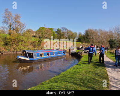 Chorley, Lancashire, Uk. 18. März 2014. Canal Lastkahn gerettet und schweben wieder nach Kanal sperren Scheitern Credit: Sue Burton/Alamy Live News Stockfoto