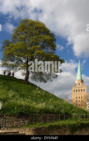 Die Schloss-Hügel im Stadtzentrum von Oxford mit dem Turm des Nuffield College im Hintergrund Stockfoto