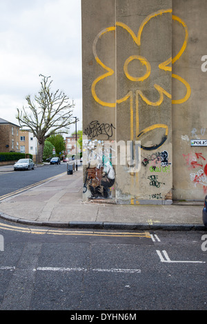 Banksys gelbe Linien Blumenmaler in Bethnal Green befindet sich in einem Zustand des Verfalls Stockfoto