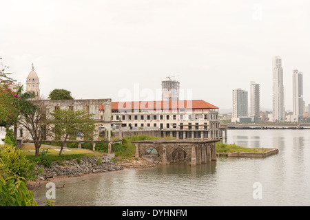 Alten Panama Häuser am Casco Viejo und Panama-Stadt Wolkenkratzer auf dem Hintergrund an einem sonnigen Tag am 2. Januar 2014. Stockfoto