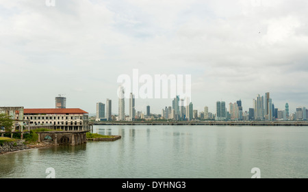 Alten Panama Häuser am Casco Viejo und Panama-Stadt Wolkenkratzer auf dem Hintergrund an einem sonnigen Tag am 2. Januar 2014. Stockfoto