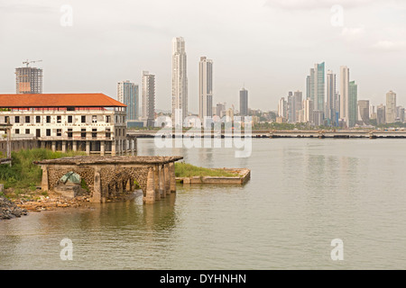 Alten Panama Häuser am Casco Viejo und Panama-Stadt Wolkenkratzer auf dem Hintergrund an einem sonnigen Tag am 2. Januar 2014. Stockfoto