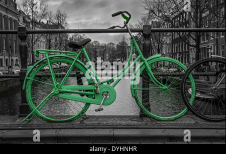 Grünen Fahrrad isoliert auf schwarze und weiße Stadt Hintergrund der Grachten in Amsterdam, Holland Stockfoto