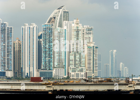 Panama-Stadt, Panama - 2. Januar 2014: Wolkenkratzer-Skyline Panama City, Panama Bankenviertel, an sonnigen Tag. Stockfoto