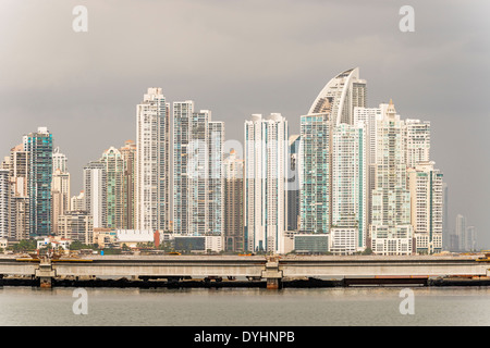 Panama-Stadt, Panama - 2. Januar 2014: Wolkenkratzer-Skyline Panama City, Panama Bankenviertel, an sonnigen Tag. Stockfoto