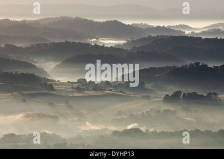 Ansicht von Nebel eingehüllt Hills in Lee County Virginia aus Cumberland Gap National Historic Park in Kentucky Stockfoto