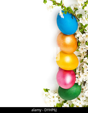 Ostern-Hintergrund mit Eiern und Frühlingsblumen, Text-Raum Stockfoto