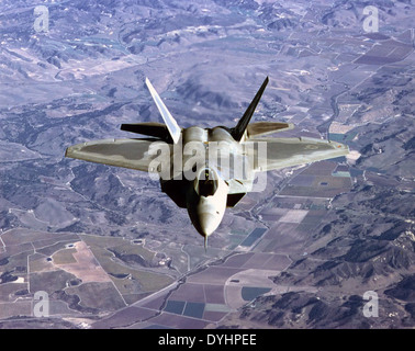 Die Lockheed-Martin F-22 Raptor ist ein Kampfflugzeug der fünften Generation, das für die US Air Force entwickelt wurde. Er verfügt über fortschrittliche Tarnfunktionen und ist für Luftüberlegenheit, Aufklärung und Präzisionsangriffe in modernen Kampfumgebungen konzipiert. Stockfoto