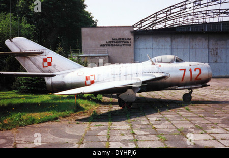 Die MiG-15 ist ein sowjetischer Jets, der in den späten 1940er Jahren entwickelt wurde Es wurde zu einem der am weitesten verbreiteten Flugzeuge während des Koreakrieges und ist bekannt für seine Geschwindigkeit und Manövrierfähigkeit in Kampfsituationen. Stockfoto