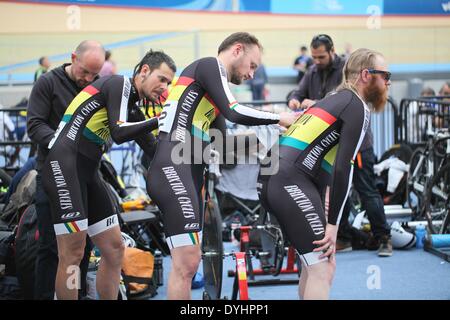 Lee Valley VeloPark, London, UK. 18. April 2014. Die SCCU Karfreitag treffen Mitglieder des Teams Brixton Zyklen Anschlussnummern ihre auf ihren Trikots vor Beginn Rennen Credit: Neville Stile/Alamy Live News Stockfoto