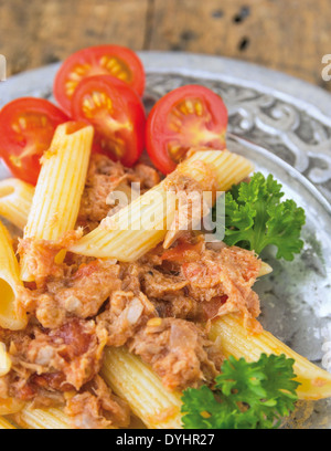 Thunfisch-Nudeln mit Tomaten in silbernen Teller Stockfoto