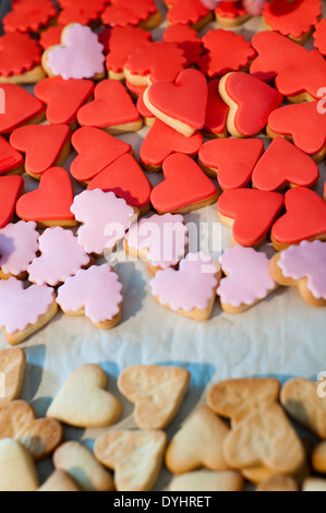 Heart-Shaped Cookies auf Backblech legen, High Angle View Stockfoto