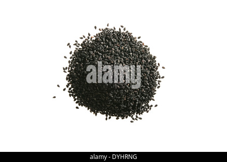 Haufen von schwarzem Sesam auf weißem Hintergrund Stockfoto
