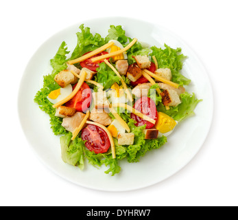 Klassische Chicken Caesar Salad isoliert auf weißem Hintergrund Stockfoto