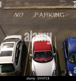 Vogelperspektive des geparkten Autos auf Parkplatz, gegen "No Parking" Zeichen, Newcastle Upon Tyne, England, UK Stockfoto