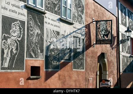 Die Wände der Josef Vachal Straße sind mit Graffiti dekoriert, die vom Vachal Buch - Bloody Roman inspiriert sind. Litomysl Tschechische Republik Stockfoto