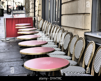 Tische und Stühle im freien Cafe Rouge, Grey Street, Newcastle Upon Tyne, England, UK Stockfoto