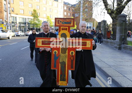 Dublin, Irland. 18. April 2014. Die beiden Erzbischöfe Diarmuid Martin (links) und Michael Jackson (rechts) tragen das TaizŽ Kreuz durch Dublin City Centre. Kirche von Irland Erzbischof von Dublin, Michael Jackson und sein Amtskollege römisch-katholische Erzbischof Diarmuid Martin führen eine ökumenische Karfreitags-Prozession mit dem Kreuz von CoI Christchurch Cathedral, katholische St. Mary's pro-Cathedral. Bildnachweis: Michael Debets/Alamy Live-Nachrichten Stockfoto