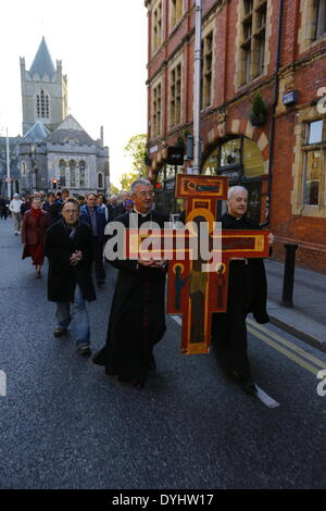 Dublin, Irland. 18. April 2014. Die beiden Erzbischöfe Diarmuid Martin (links) und Michael Jackson (rechts) tragen das TaizŽ Kreuz durch Dublin City Centre. Kirche von Irland Erzbischof von Dublin, Michael Jackson und sein Amtskollege römisch-katholische Erzbischof Diarmuid Martin führen eine ökumenische Karfreitags-Prozession mit dem Kreuz von CoI Christchurch Cathedral, katholische St. Mary's pro-Cathedral. Bildnachweis: Michael Debets/Alamy Live-Nachrichten Stockfoto