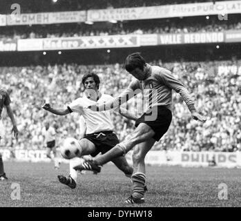 17.06.1970. Mexiko. Welt-Fußball-WM-Finale 1970: Deutschland gegen Italien, endete mit einem Ergebnis von 3:4. Enrico Albertosi löscht von Gerd Mueller (Ger) Stockfoto