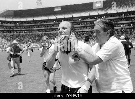 14.06.1970. Mexiko. Welt-Fußball-WM-Finale 1970: Deutschland gegen England endete mit einem Ergebnis von 3:2 in Leon. Uwe Seeler (Keim) feiert ihren dramatischen Comeback-Sieg für 3-2 mit Berti Vogts, HM WM 1970 in Mexiko im Viertelfinale Deutschland England 3 2 n V 14 06 1970 Leon Uwe Seeler aktualisiert, in der Verlängerung hinten Berti Vogts HM zu brechen Stockfoto