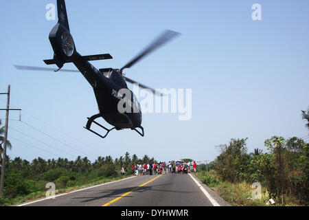 Tecpan, Mexiko. 18. April 2014. Ein föderale Polizei-Hubschrauber fliegt über die Bundesstraße Acapulco-Zihuatanejo, die nach einem Erdbeben in Tecpan, Guerrero, Mexiko, am 18. April 2014 gebrochen war. Laut China Erdbeben Netzwerke Center, einem Erdbeben der Stärke 7,3 shaked Südmexiko um 09:27 Uhr Ortszeit (GMT-1427) Freitag. Das Epizentrum befand sich bei 17,6 Grad nördlicher Breite und 100,7 Grad westlicher Länge in einer Tiefe von ca. 40,0 km Credit: Edgar de Jesus Espinoza/Xinhua/Alamy Live News Stockfoto