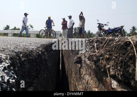 Tecpan, Mexiko. 18. April 2014. Mexikaner inspizieren einen Riss auf der Bundesstraße Acapulco-Zihuatanejo, nach einem Erdbeben in Tecpan, Guerrero, Mexiko, am 18. April 2014. Laut China Erdbeben Netzwerke Center, einem Erdbeben der Stärke 7,3 shaked Südmexiko um 09:27 Uhr Ortszeit (GMT-1427) Freitag. Das Epizentrum befand sich bei 17,6 Grad nördlicher Breite und 100,7 Grad westlicher Länge in einer Tiefe von ca. 40,0 km Credit: Edgar de Jesus Espinoza/Xinhua/Alamy Live News Stockfoto