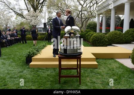 US Präsident Barack Obama gratuliert Vice Admiral Michael H. Miller, Superintendent des United States Naval Academy im Rahmen einer Veranstaltung auf dem South Lawn des weißen Hauses 18. April 2014 in Washington, D.C. Der Präsident hat die Navy Midshipmen mit der Commander-in-Chief, Trophy an das Department of Defense Academy Team mit den meisten Siegen gegen seine Rivalen Service geht vorgestellt. Stockfoto