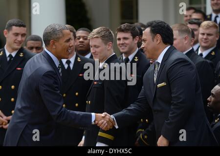 US Präsident Barack Obama gratuliert Ken Niumatalolo, der Cheftrainer der United States Naval Academy-Fußball-Nationalmannschaft, im Rahmen einer Veranstaltung auf dem South Lawn des weißen Hauses 18. April 2014 in Washington, D.C. Der Präsident hat die Navy Midshipmen mit der Commander-in-Chief, Trophy an das Department of Defense Academy Team mit den meisten Siegen gegen seine Rivalen Service geht vorgestellt. Stockfoto