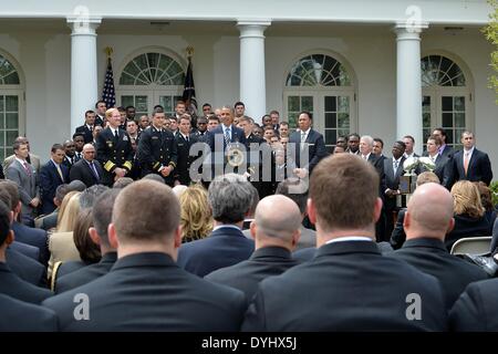 US Präsident Barack Obama gratuliert der US Naval Academy-Fußball-Nationalmannschaft im Rahmen einer Veranstaltung auf dem South Lawn des weißen Hauses 18. April 2014 in Washington, D.C. Der Präsident hat die Navy Midshipmen mit der Commander-in-Chief, Trophy an das Department of Defense Academy Team mit den meisten Siegen gegen seine Rivalen Service geht vorgestellt. Stockfoto
