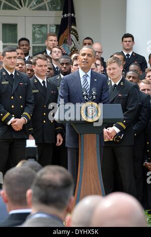 US Präsident Barack Obama gratuliert der US Naval Academy-Fußball-Nationalmannschaft im Rahmen einer Veranstaltung auf dem South Lawn des weißen Hauses 18. April 2014 in Washington, D.C. Der Präsident hat die Navy Midshipmen mit der Commander-in-Chief, Trophy an das Department of Defense Academy Team mit den meisten Siegen gegen seine Rivalen Service geht vorgestellt. Stockfoto