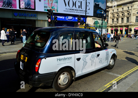 Taxi am Piccadilly Circus zeigt elektrische Werbetafeln, West End, London, England, Vereinigtes Königreich Stockfoto