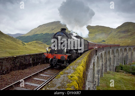 der Jacobite Dampfzug überqueren das Glenfinnan-Viadukt Stockfoto
