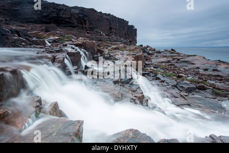 Kanada, Territorium Nunavut, Wasserfall entlang der Hudson Bay entlang Melville Halbinsel in der Nähe von Polarkreis Stockfoto