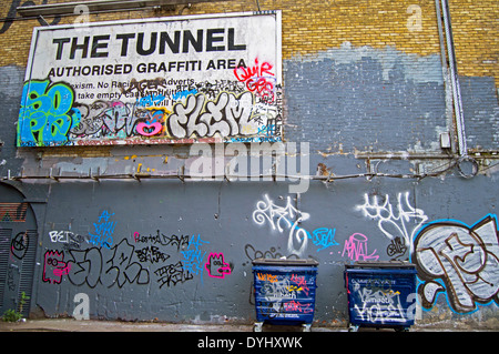 Leake Street, auch bekannt als die "Banksy Tunnel" oder "Graffiti Tunnel", Waterloo, London, England, UK Stockfoto