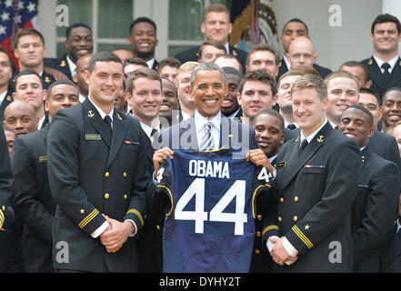 Washington, USA. 18. April 2014. US Präsident Barack Obama zeigt eine Geschenk-Trikot, wie er während der Präsentation der Trophée Oberbefehlshaber für die US Naval Academy Fußball-Team im Weißen Haus in Washington 18. April 2014 darstellt. © Bao Dandan/Xinhua/Alamy Live-Nachrichten Stockfoto