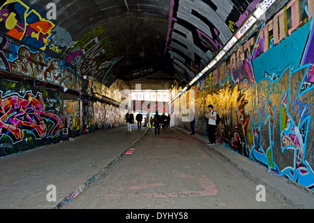 Leake Street, auch bekannt als die "Banksy Tunnel" oder "Graffiti Tunnel", Waterloo, London, England, UK Stockfoto