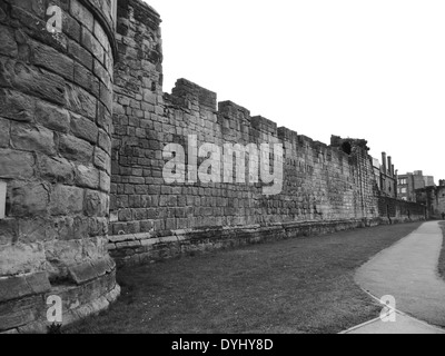 Teilansicht der mittelalterlichen Stadtmauer und Morden Turm, Newcastle Upon Tyne, England, UK Stockfoto