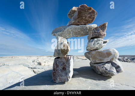 Territorium Nunavut, Kanada Inukshuk Stein Skulptur auf Marmor-Insel entlang der Hudson Bay Stockfoto