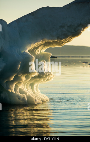 Kanada, Territorium Nunavut, Einstellung Mitternachtssonne Lichter Meer schmelzen Eis im ruhigen Wasser entlang gefrorene Meerenge am Sommerabend Stockfoto