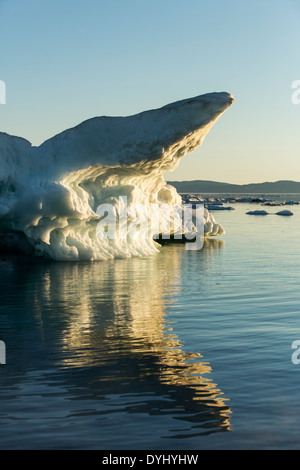 Kanada, Territorium Nunavut, Einstellung Mitternachtssonne Lichter Meer schmelzen Eis im ruhigen Wasser entlang gefrorene Meerenge am Sommerabend Stockfoto