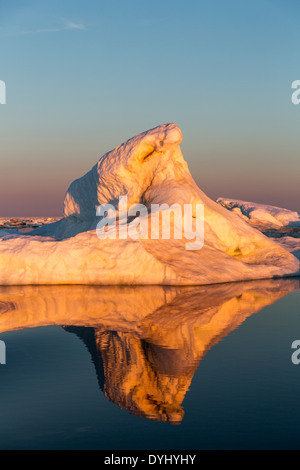 Kanada, Territorium Nunavut, Einstellung Mitternachtssonne Lichter Meer schmelzen Eis im ruhigen Wasser entlang gefrorene Meerenge am Sommerabend Stockfoto