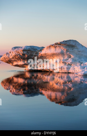 Kanada, Territorium Nunavut, Einstellung Mitternachtssonne Lichter Meer schmelzen Eis im ruhigen Wasser entlang gefrorene Meerenge am Sommerabend Stockfoto