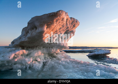 Kanada, Territorium Nunavut, Einstellung Mitternachtssonne Lichter Meer schmelzen Eis im ruhigen Wasser entlang gefrorene Meerenge am Sommerabend Stockfoto